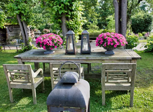 Garten Mit Dekoration Auf Holztisch — Stockfoto