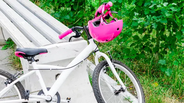 公園でピンクの保護ヘルメットを持つ十代の女の子のための自転車 — ストック写真