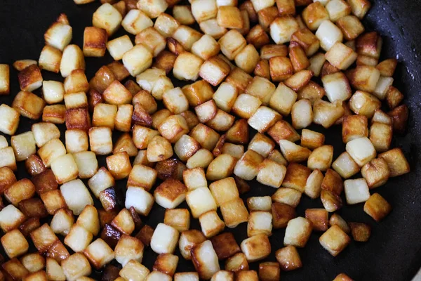 烤土豆块在厨房的锅 — 图库照片