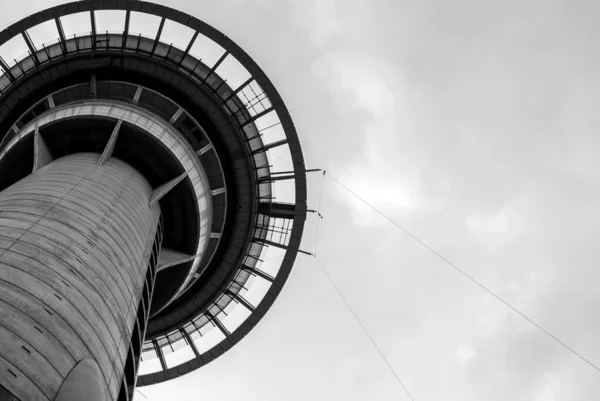 黒と白のタワー — ストック写真