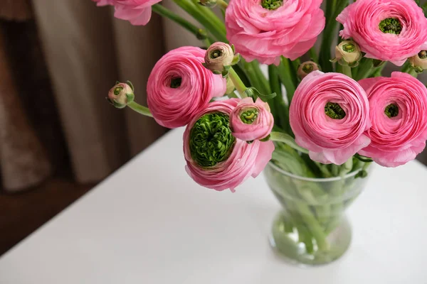 Bouquet Ranunculus Rose Vase Verre Transparent Sur Table Blanche — Photo