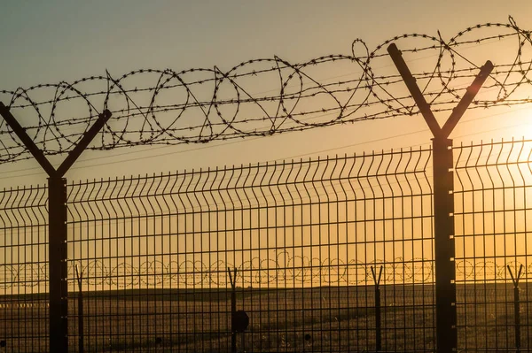 Barbed Wire Steel Wall Immigrants — Stock Photo, Image