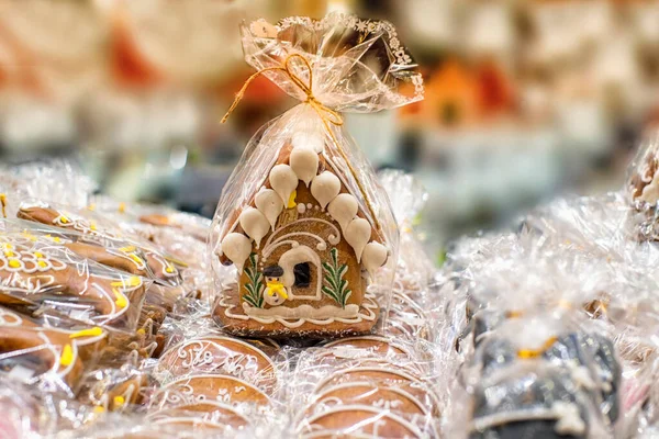 Caseiro Natal Gingerbread House Exibido Uma Mesa Casa Gengibre Embrulhada — Fotografia de Stock