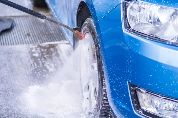外の洗車で加圧水で手動洗車 高圧水を用いて車を清掃 — ストック写真