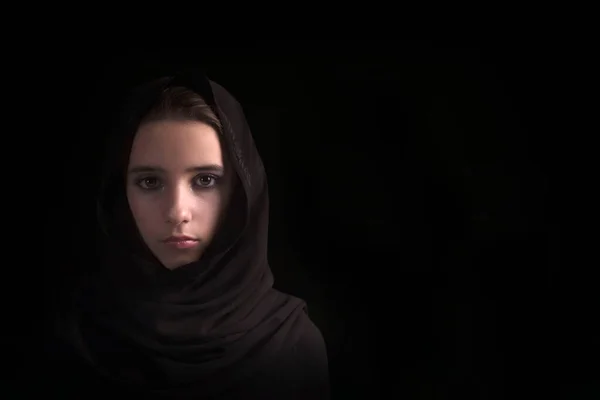 Крупный План Красивой Таинственной Восточной Женщины Хиджабе Арабская Девушка Крупным — стоковое фото