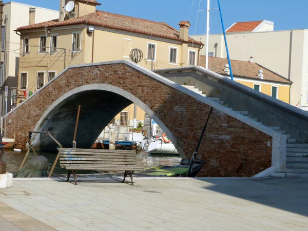 Une Petite Place Près Pont Dans Ville Chioggia Italie — Photo