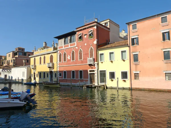 Typiska Hus Venetianska Lagunen Med Utsikt Över Kanal — Stockfoto