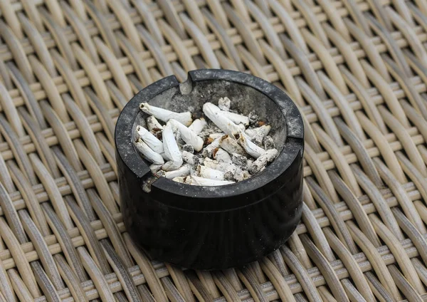 Пепельница Наполненная Табачной Золой Окурками — стоковое фото
