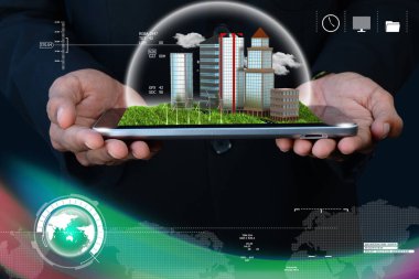 Tablet bilgisayarında şehir manzarası tutan bir adam