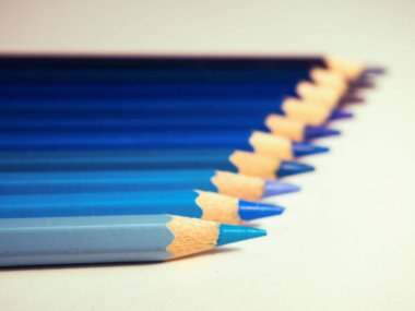mavi renkli kalemler ofis boyası sanat okulu aracı