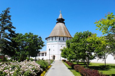 Şehirdeki antik Hıristiyan kilisesi manzarası