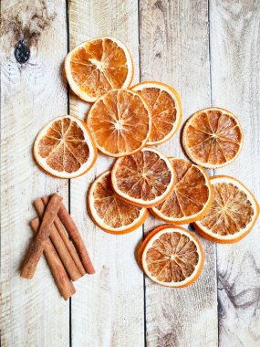 Tahtada Portakal Dilimleri ve Tarçın