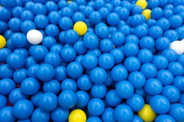 Çocuk Bahçesi odasında oyun için renkli plastik toplar