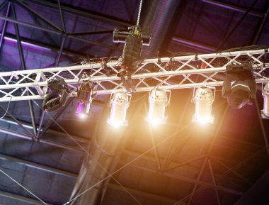 Konser sahnesinde birden fazla Led ışık ekipmanı.