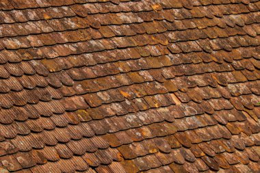 Eski ve harabe çatılar. Eski çatı kiremitleri olan bir çatı dokusu.