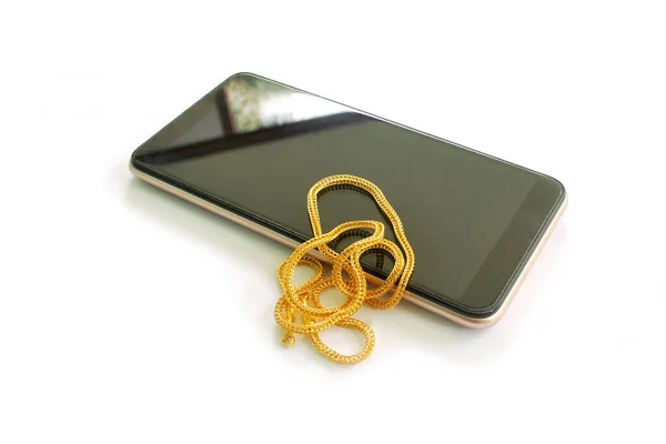 Gouden Ketting Smartphone Witte Achtergrond — Stockfoto