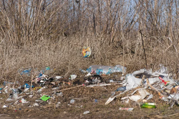 Σκουπίδια Στο Αγροτικό Πεδίο Οικολογία Πρόβλημα Και Μεγάλη Βλάβη Στη — Φωτογραφία Αρχείου