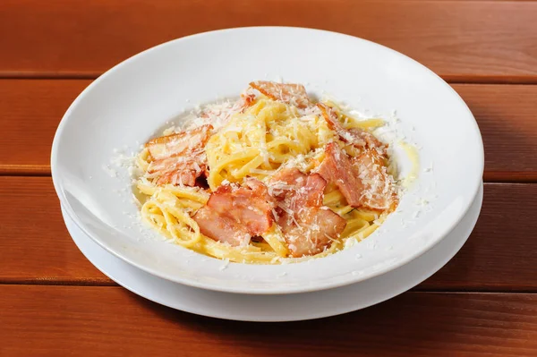 タリアッテレ Carbanara プレート素朴なキッチン テーブル背景にイタリア料理 — ストック写真