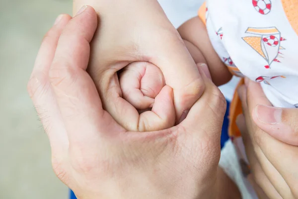 両親の手の赤ちゃんの指 — ストック写真