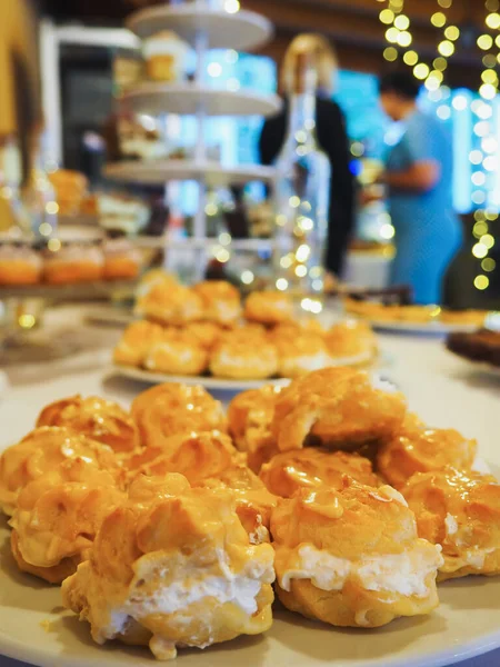 Bruiloftsfeest Smakelijk Karamel Zoet Dessert Snoep Catering Macaroo — Stockfoto