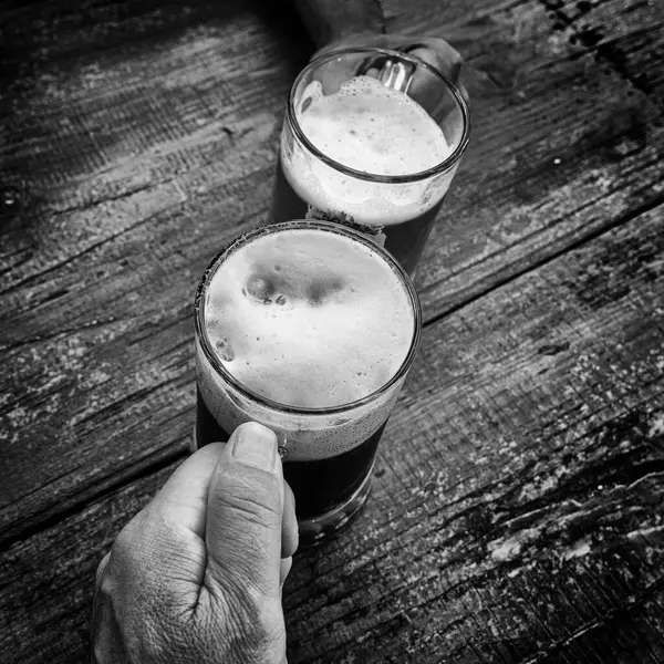 Dos Tazas Con Cerveza Blanco Negro — Foto de Stock