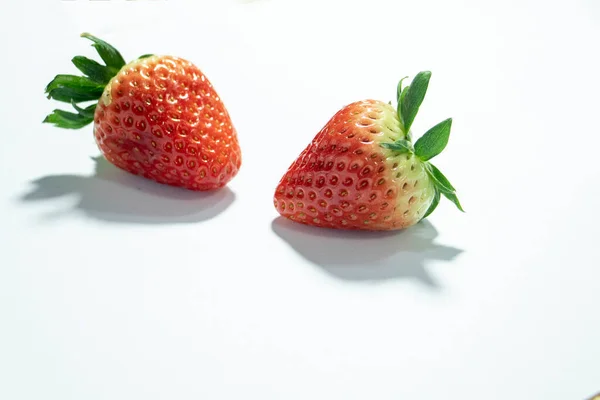 白い背景に隔離されたイチゴ — ストック写真