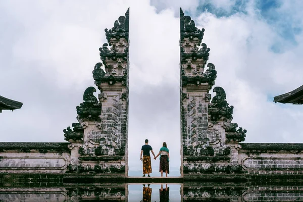 Jeune Couple Debout Dans Les Portes Temple Tenant Main Les — Photo