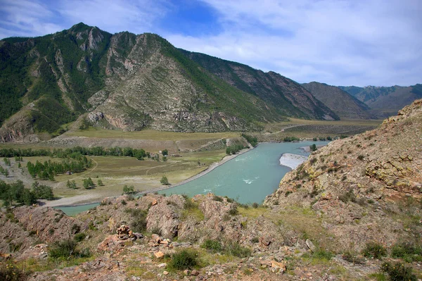 Tyrkysová Řeka Protéká Údolím Úpatí Hor — Stock fotografie