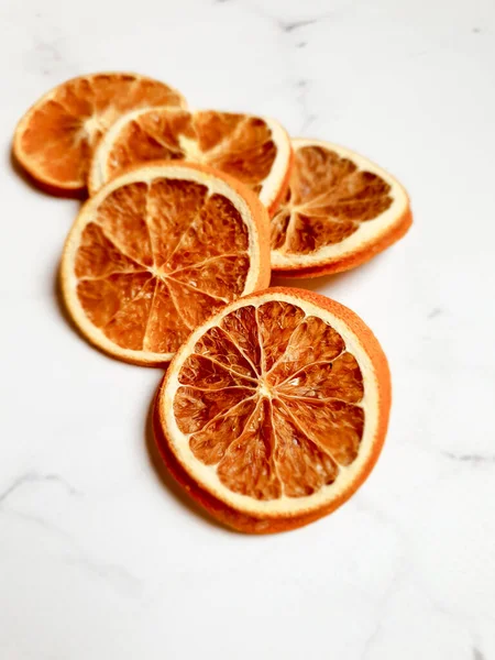 大理石のテーブルの上のオレンジのスライス — ストック写真