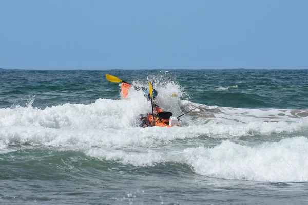 Ocean Kayak Crashing Waves — Stock Photo, Image