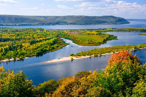 Erken Sonbaharda Açık Bir Güneşli Günde Zhiguli Dağlarında Volga Nehri — Stok fotoğraf