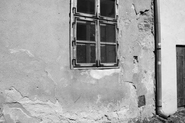 壁と窓に亀裂を持つ古い家の眺め 白黒写真 — ストック写真