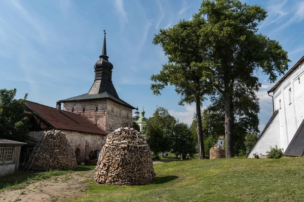 キリロ ベロッツェルスキー修道院のディアフタワーとセルギウス教会 — ストック写真