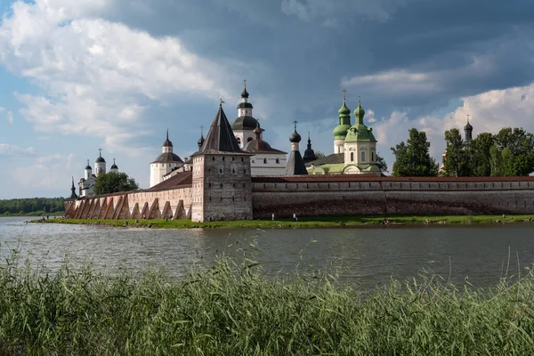 从湖到Kirillo Belozersky修道院的景观 — 图库照片