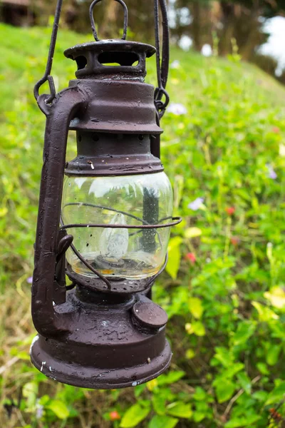 庭のヴィンテージランプ — ストック写真