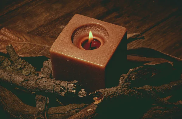 木制桌子上的蜡烛褐色 — 图库照片