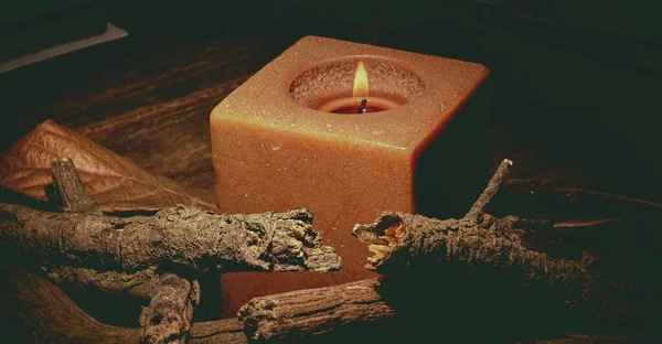 木制桌子上的蜡烛褐色 — 图库照片