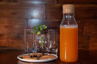 iki kahvaltı. taze sıkılmış meyve suyu ve gofret