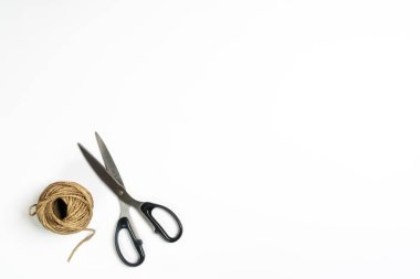 Makas ve bir top ip.