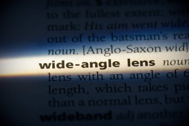 Sözlükte vurgulanmış geniş açı mercek sözcüğü, görünümü kapat