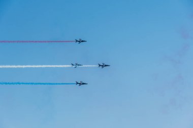 Patrouille de France, Fransız Hava Kuvvetleri 'nin hassas akrobatik gösteri ekibidir. Slovakya 'da hava gösterisi SIAD 2004' te Jets formasyonu.