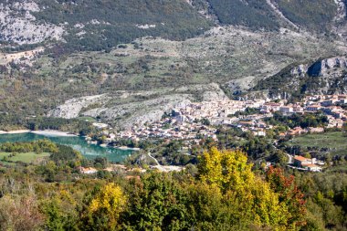 İtalya 'daki güzel Barrea doğa geçmişi üzerine