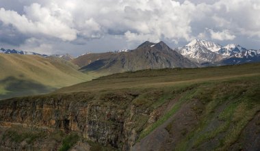 Dağlarda yaz manzarası.