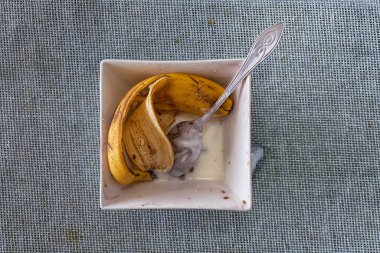 Boş bir tabağın tepesinden, yemekten arta kalanlarla.