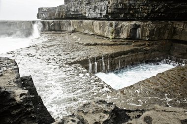 Inishmore, Aran Adaları, İrlanda 'daki meşhur solucan deliği.