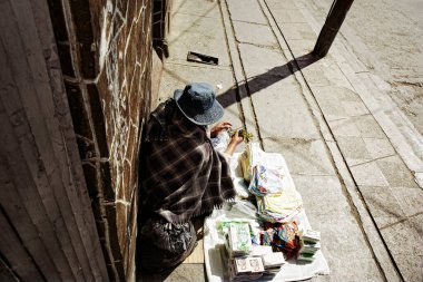 La Paz, Bolivya 'daki sokak satıcısı.