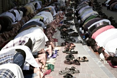 Müslümanlar Cuma namazı sırasında Dubai 'de huzur içinde namaz kılıyor