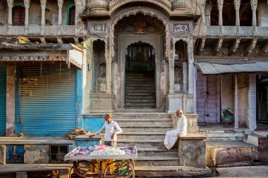 Jodhpur, Hindistan 'da sokakta çalışan tanımlanamayan insanlar