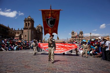 Peru 'nun bağımsızlık gününden önce Lima' daki Plaza de Armas 'da geçit töreni