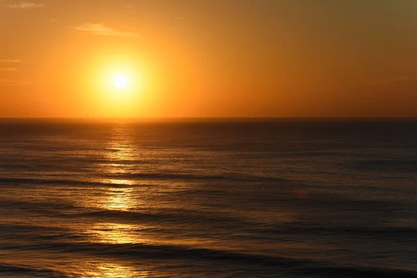 Orangefarbener Klarer Himmel Sonnenaufgang Über Dem Ozean — Stockfoto
